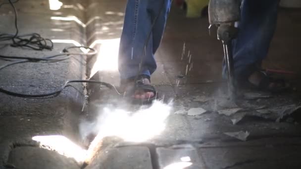 Человек с лопатой работает и копает яму в земле — стоковое видео