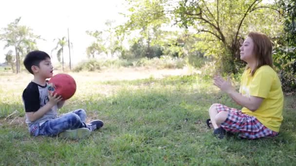 幸せなアジアの子と母親が公園で遊んで — ストック動画