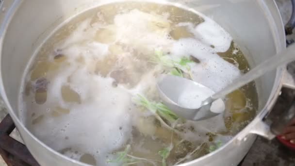 Σούπα κοτόπουλου που βράζει σε ένα δοχείο κουζίνας . — Αρχείο Βίντεο