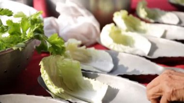 Restoran mutfak kadın müşteri için balık yemekleri hazırlanıyor .