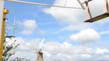 Petchaboon, Tayland-Ağu 11, 2014: DIY ahşap dönme dolap spin üzerinde bulut ile mavi gökyüzü