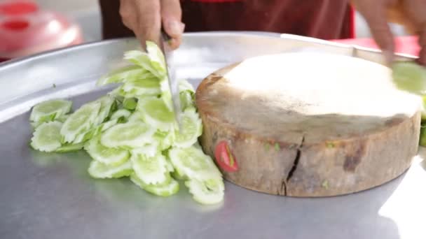 Cuchillo de corte vegetal en una tabla de cocina de madera, preparándose para cocinar . — Vídeos de Stock