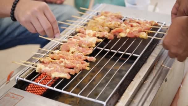 Asado Satay de cerdo en el horno, comida tailandesa en Tailandia — Vídeos de Stock