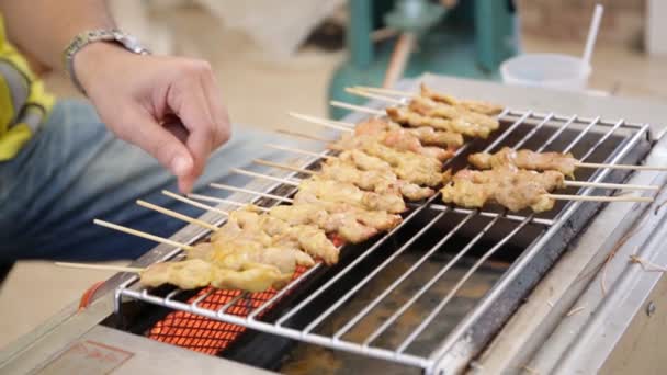 Friptură de porc Satay pe cuptor, mâncare thailandeză în Thailanda — Videoclip de stoc