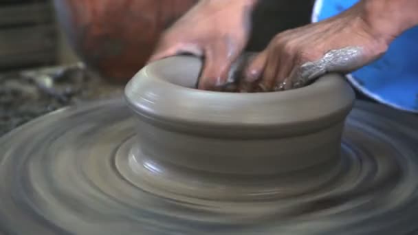 Close up of hands working clay on potter 's wheel — стоковое видео