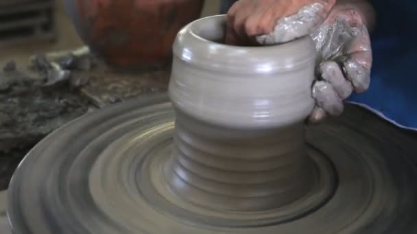 Close up van handen werken clay op potter van wiel — Stockvideo