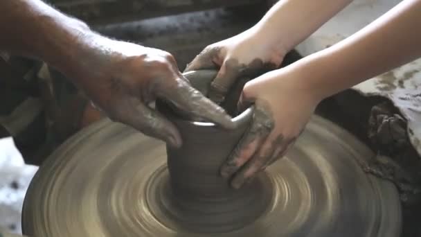 Close up van handen werken clay op potter van wiel — Stockvideo