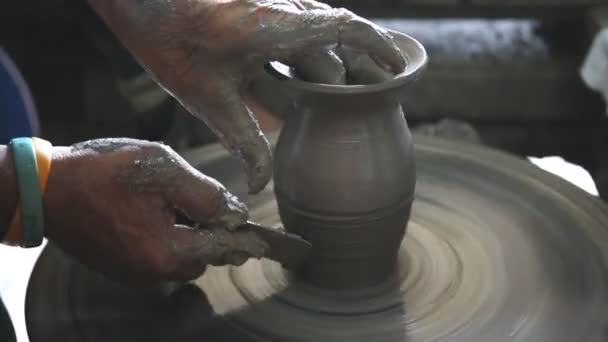 Close up of hands working clay on potter 's wheel — стоковое видео