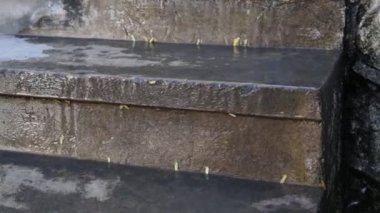 Beton merdiven üzerinde su sel