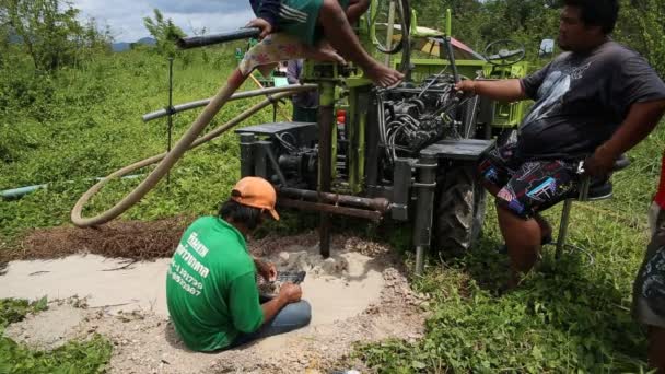 TAILANDIA DE NAKHONNAYOK 18 de septiembre de 2014: Desidentificar al trabajador con la máquina de perforación del suelo in situ . — Vídeos de Stock