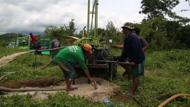 TAILANDIA DE NAKHONNAYOK 18 de septiembre de 2014: Desidentificar al trabajador con la máquina de perforación del suelo in situ . — Vídeo de stock