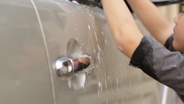 Aziatische schattige jongen wassen auto. Kind helpen schoon grote gezinsauto. — Stockvideo