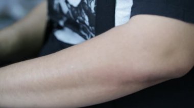 tipik bilgisayar klavye üzerinde eller