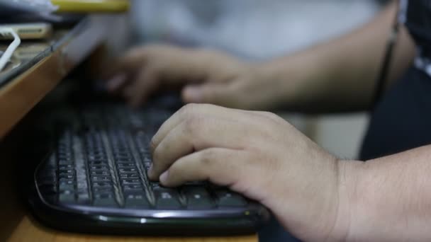 Manos escribiendo en el teclado de la computadora — Vídeo de stock