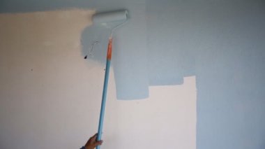 Mavi boya ile el işçisi boyama closeup .