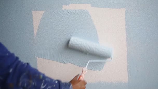 Крупный план живописи ручной работы синей краской  . — стоковое видео