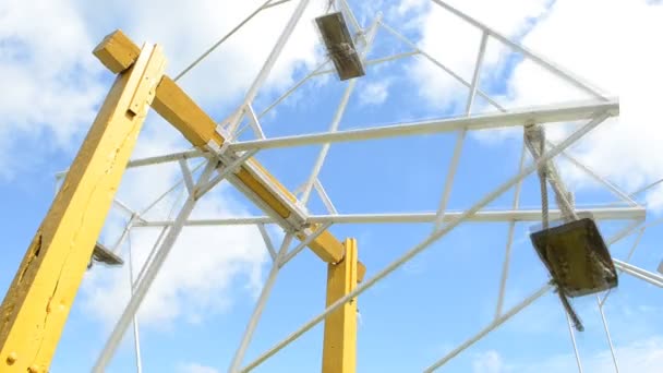 PETCHABOON,THAILAND-AUG 11,2014:DIY wooden ferris wheel spin over the blue sky with the cloud — Stock Video