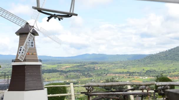 PETCHABOON,THAILAND-AUG 11,2014:DIY wooden ferris wheel spin over the blue sky with the cloud — Stock Video