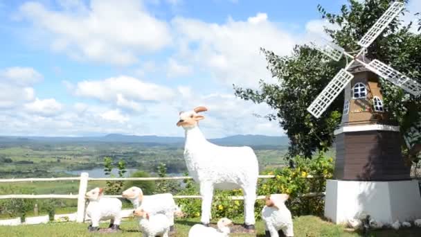 PETCHABOON, THAILANDIA-AGOSTO 11,2014: Mulino a vento Wellcome con panorama montano sullo sfondo — Video Stock