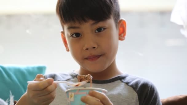 Asiático criança desfrutar delicioso sorvete cone durante o verão . — Vídeo de Stock