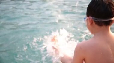 Aqua parkta oynayan Küçük Asyalı Çocuk .