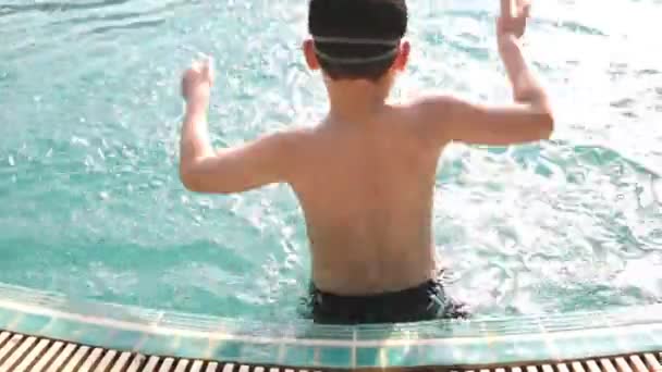 Pequeño niño asiático jugando en Aqua park  . — Vídeo de stock