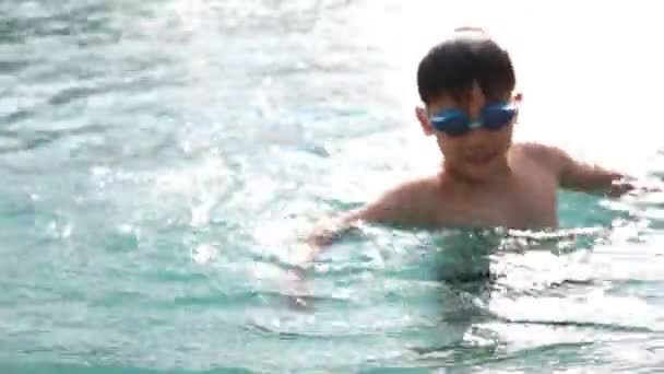Pequeño niño asiático jugando en Aqua park  . — Vídeo de stock