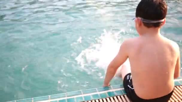 Маленький азиатский ребенок играет в аквапарке  . — стоковое видео
