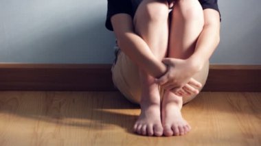 Üzüntü Asyalı çocuk oturup ve depresif, Tilt kamera kadar