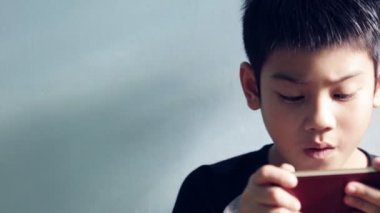 Küçük Asyalı çocuk oynamaya yakın çekim ve gülümse, odada, Tilt kamera