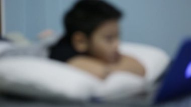 Dizüstü bilgisayar üzerinde Asya sevimli çocuk izliyor ve gülümseme Oyunlar.