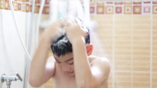 Junge asiatische junge waschen seine Haare in Badezimmer — Stockvideo