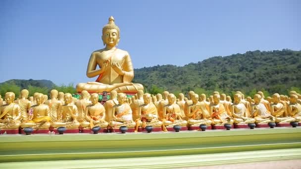 Gouden Boeddha op Boeddha Memorial park, Nakhorn nayok Thailand, — Stockvideo