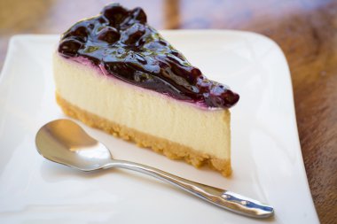bir plaka üzerinde Cheesecake
