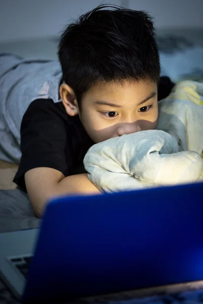 Pequeño niño asiático usando el ordenador portátil en casa —  Fotos de Stock