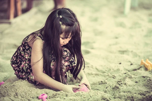 Criança feliz brincando na praia tropical — Fotografia de Stock