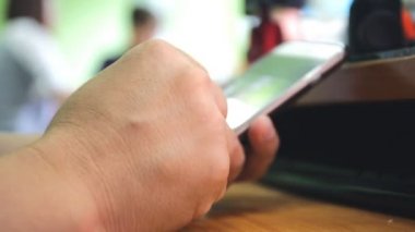 Cep telefonundan çalışan adam