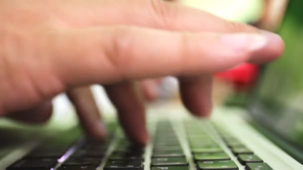 Menselijke handen typen op computertoetsenbord (Hd) — Stockvideo