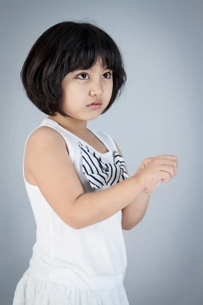 灰色背景的亚洲小孩 — 图库照片