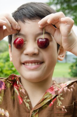 bir kiraz ile Asya genç çocuk