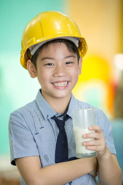 Giovane asiatico bambino holding un bicchiere di latte — Foto Stock