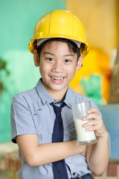 Giovane asiatico bambino holding un bicchiere di latte — Foto Stock