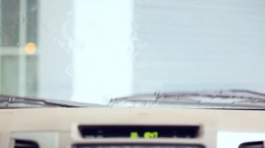 görüntü yağmur damlaları araba silecek bir araba penceresindeki düşen yapıyor