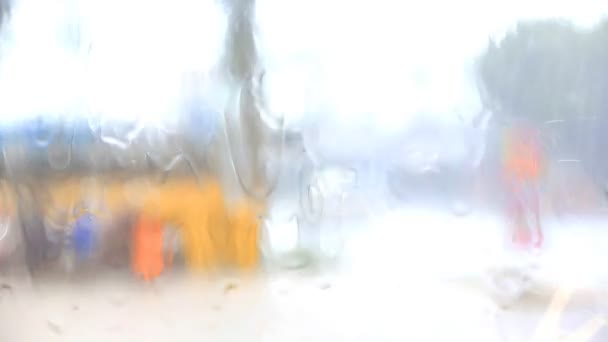 Des gouttes de pluie coulent sur une voiture fenêtre, caméra panoramique — Video