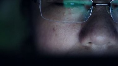 Tablet bilgisayar dokunmatik ekran oynamak çekici genç Asyalı kadın