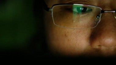 Tablet bilgisayar dokunmatik ekran oynamak çekici genç Asyalı kadın