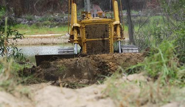 Kimliği belirsiz işçi denetime buldozer Ekskavatör Greyder yere kaldırma