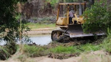 Kimliği belirsiz işçi denetime buldozer Ekskavatör Greyder yere kaldırma