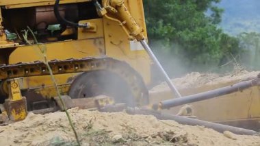 Kimliği belirsiz işçi denetime buldozer Ekskavatör Greyder yere kaldırma