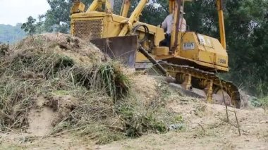 Kimliği belirsiz işçi denetime buldozer Ekskavatör Greyder yere kaldırma
